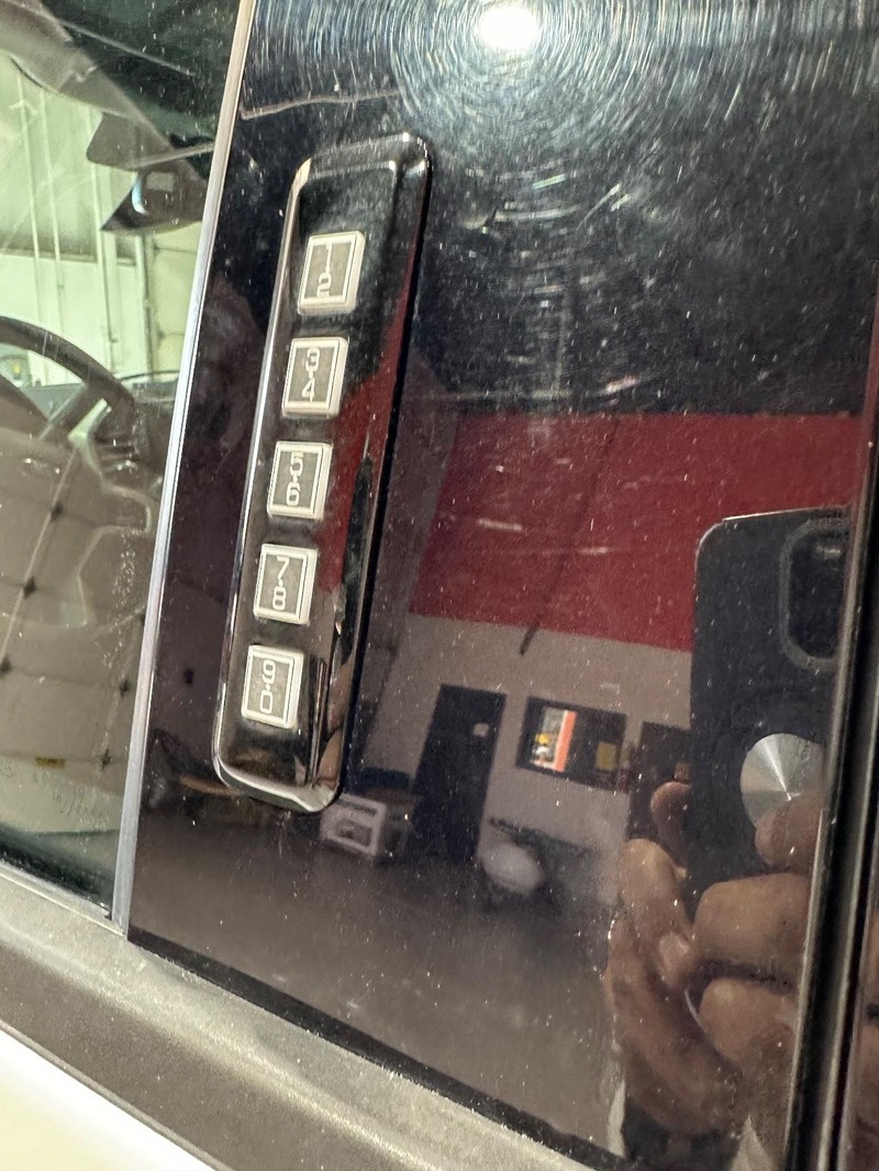 Ford Super Duty F-250 SRW Vehicle Full-screen Gallery Image 20