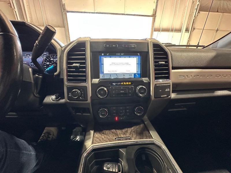 Ford Super Duty F-250 SRW Vehicle Full-screen Gallery Image 25