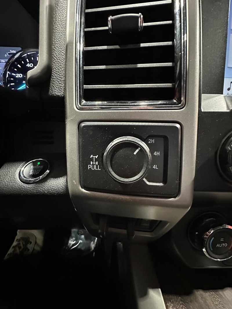 Ford Super Duty F-250 SRW Vehicle Full-screen Gallery Image 28