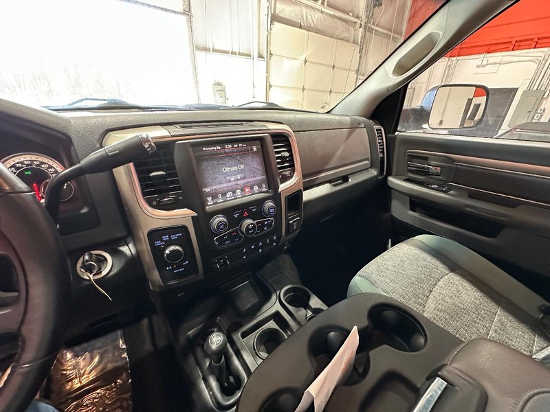Ram 2500 Vehicle Full-screen Gallery Image 23