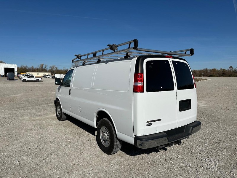 Chevrolet Express 3500 Vehicle Full-screen Gallery Image 05