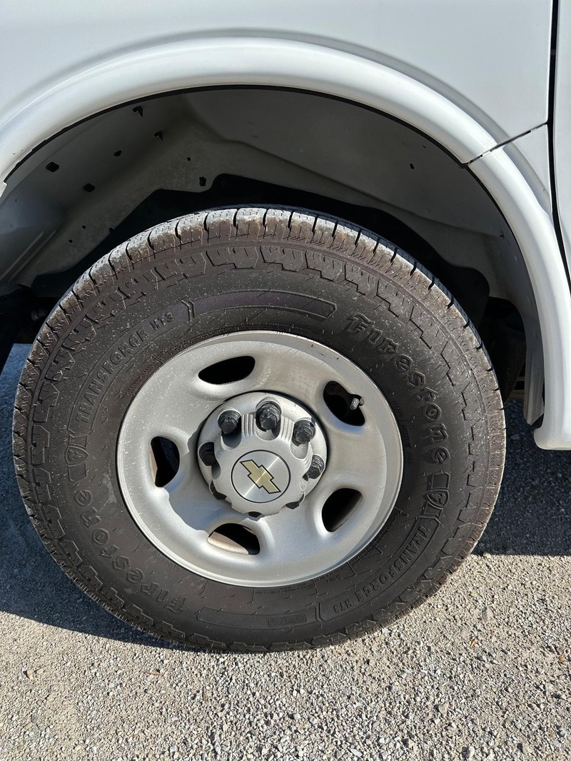 Chevrolet Express 3500 Vehicle Full-screen Gallery Image 07