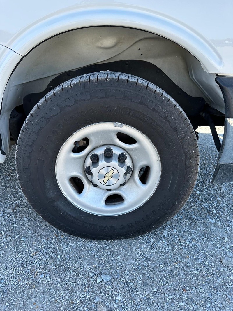 Chevrolet Express 3500 Vehicle Full-screen Gallery Image 10