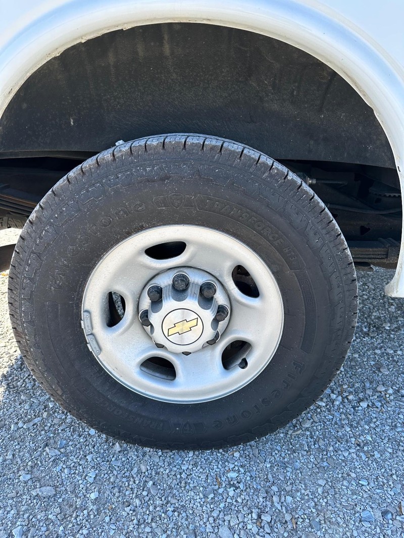 Chevrolet Express 3500 Vehicle Full-screen Gallery Image 11