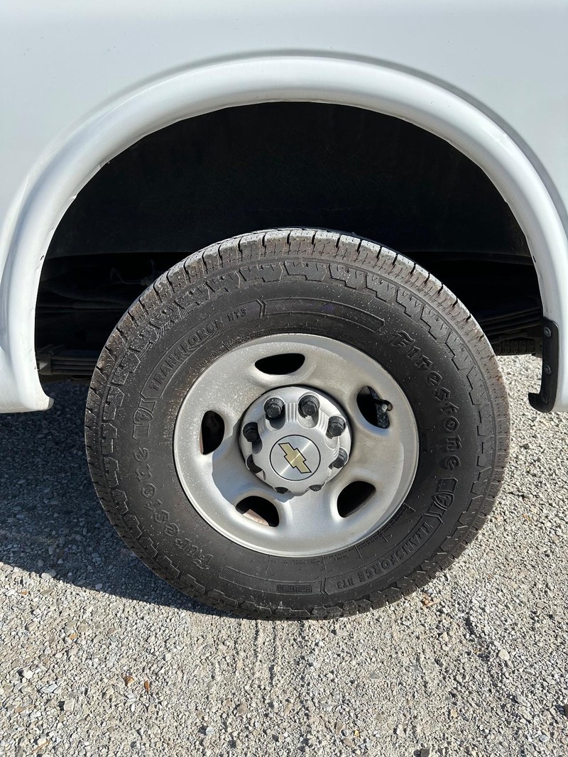 Chevrolet Express 3500 Vehicle Full-screen Gallery Image 12