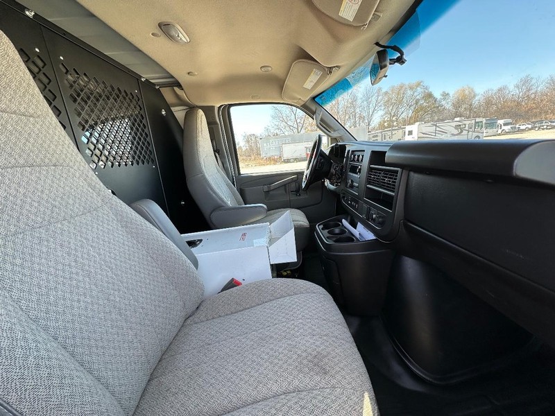 Chevrolet Express 3500 Vehicle Full-screen Gallery Image 15