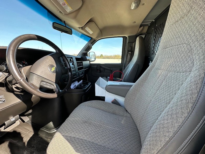 Chevrolet Express 3500 Vehicle Full-screen Gallery Image 17