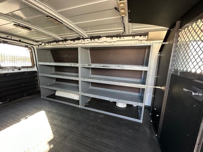 Chevrolet Express 3500 Vehicle Full-screen Gallery Image 18