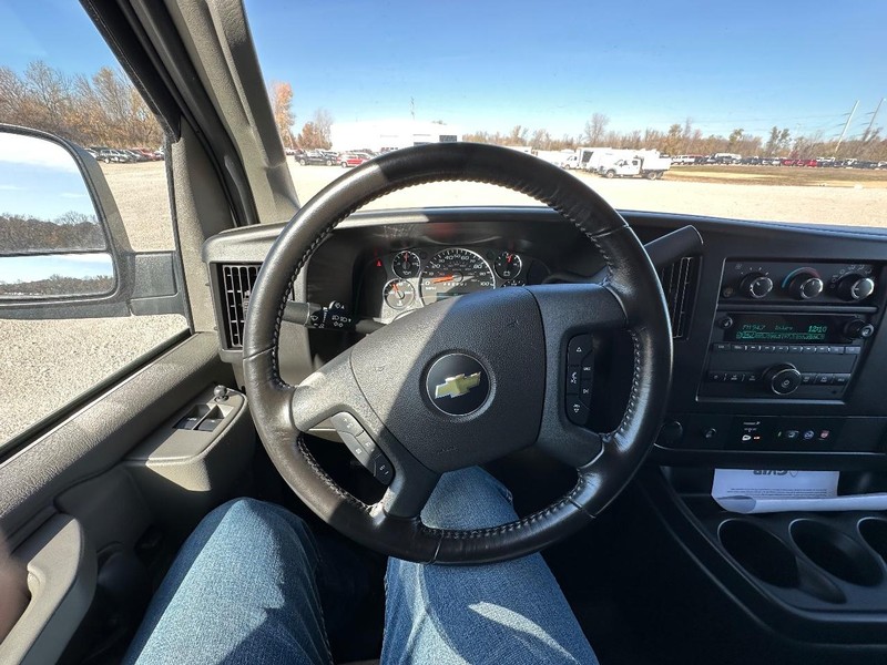 Chevrolet Express 3500 Vehicle Full-screen Gallery Image 19