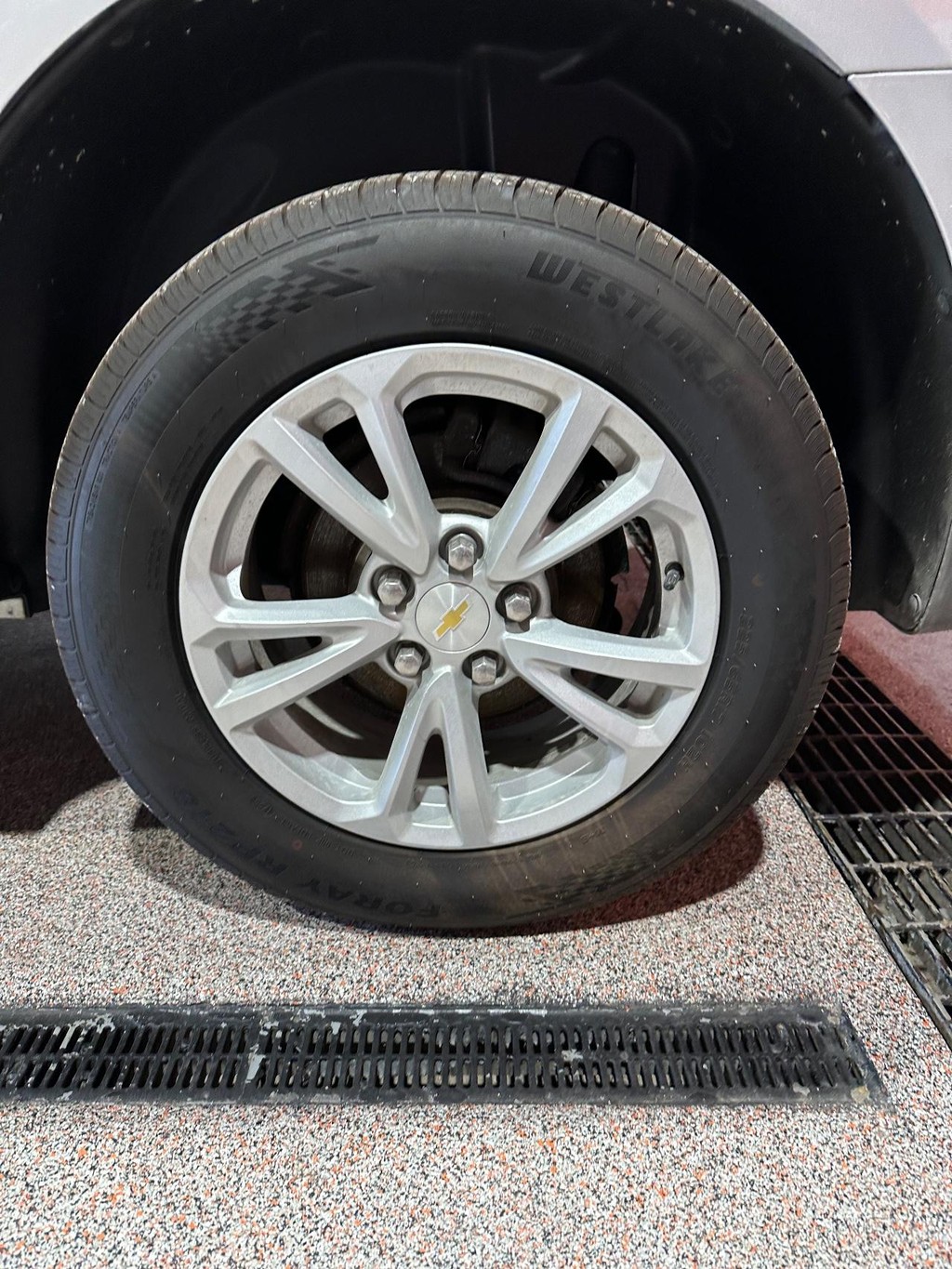 Chevrolet Equinox Vehicle Full-screen Gallery Image 10