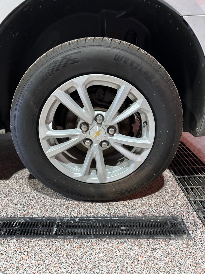 Chevrolet Equinox Vehicle Full-screen Gallery Image 10