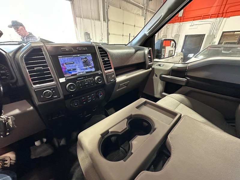 Ford F-150 Vehicle Full-screen Gallery Image 21