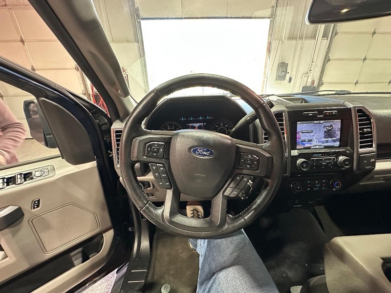 Ford F-150 Vehicle Full-screen Gallery Image 24