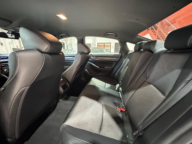 Honda Accord Sedan Vehicle Full-screen Gallery Image 9