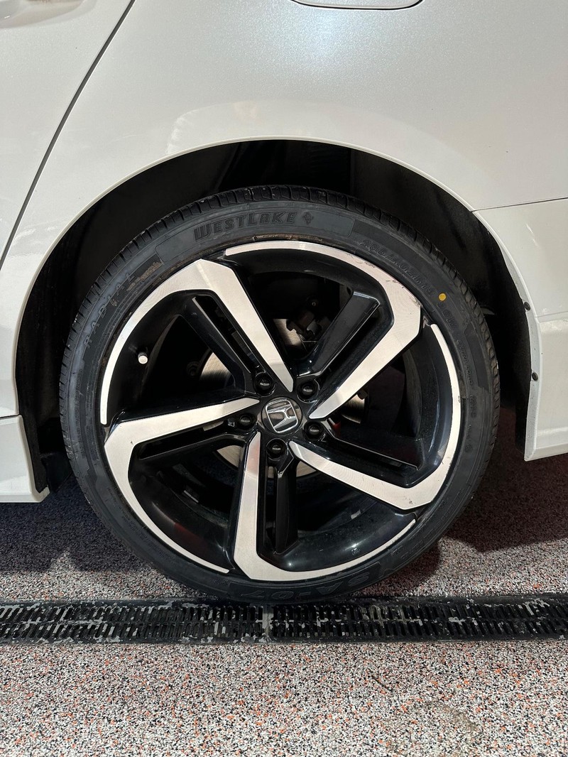 Honda Accord Sedan Vehicle Full-screen Gallery Image 10