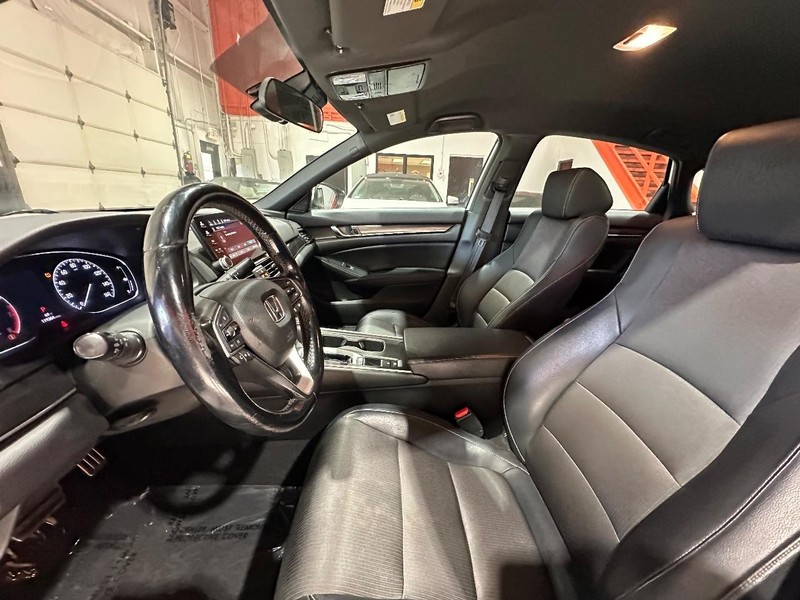 Honda Accord Sedan Vehicle Full-screen Gallery Image 14