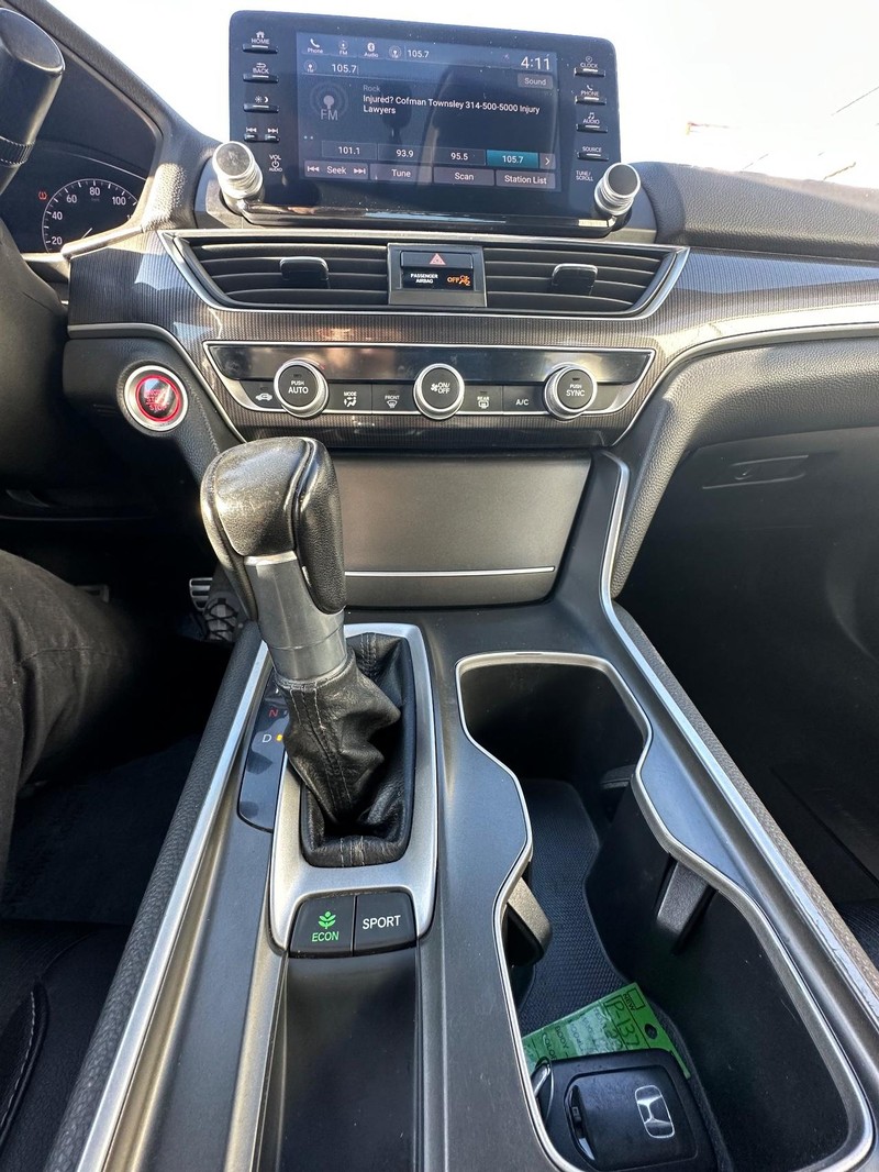 Honda Accord Sedan Vehicle Full-screen Gallery Image 15