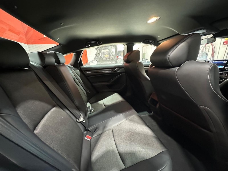 Honda Accord Sedan Vehicle Full-screen Gallery Image 16