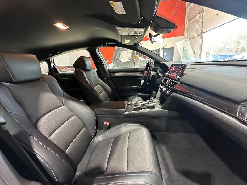 Honda Accord Sedan Vehicle Full-screen Gallery Image 17
