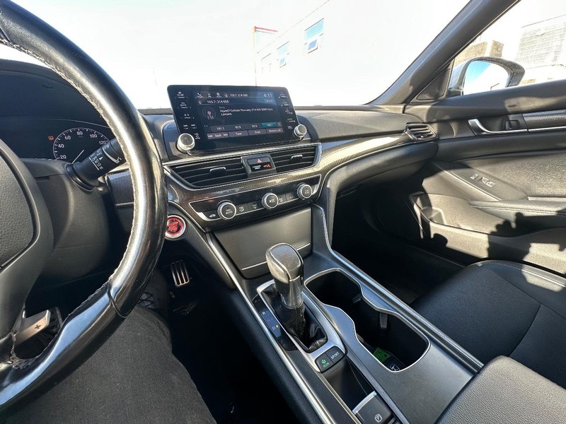 Honda Accord Sedan Vehicle Full-screen Gallery Image 19