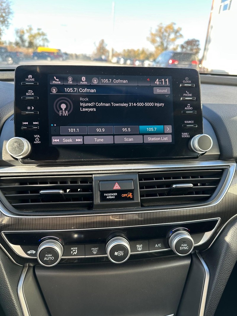 Honda Accord Sedan Vehicle Full-screen Gallery Image 20