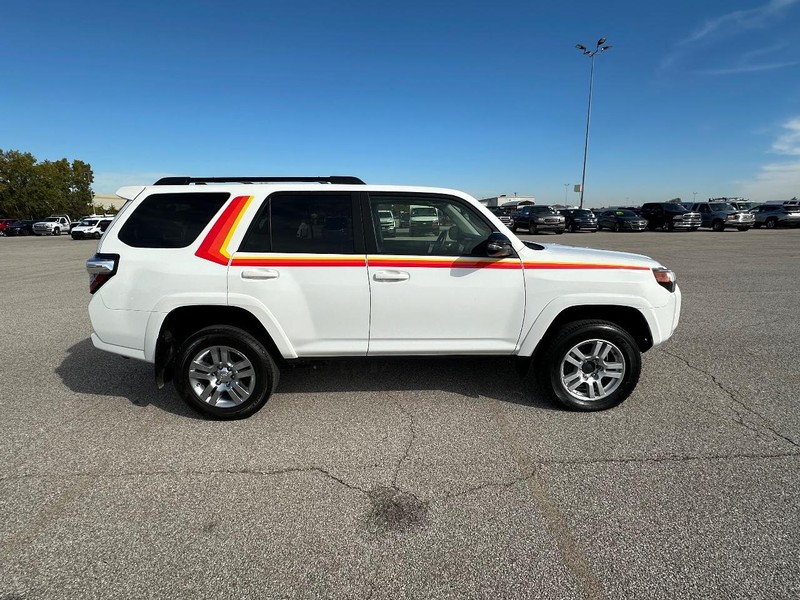 Toyota 4Runner Vehicle Full-screen Gallery Image 2