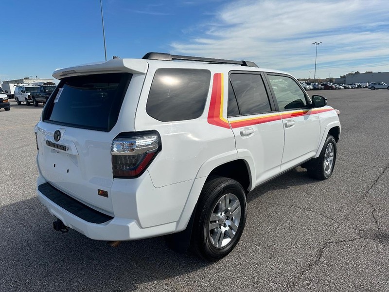 Toyota 4Runner Vehicle Full-screen Gallery Image 3