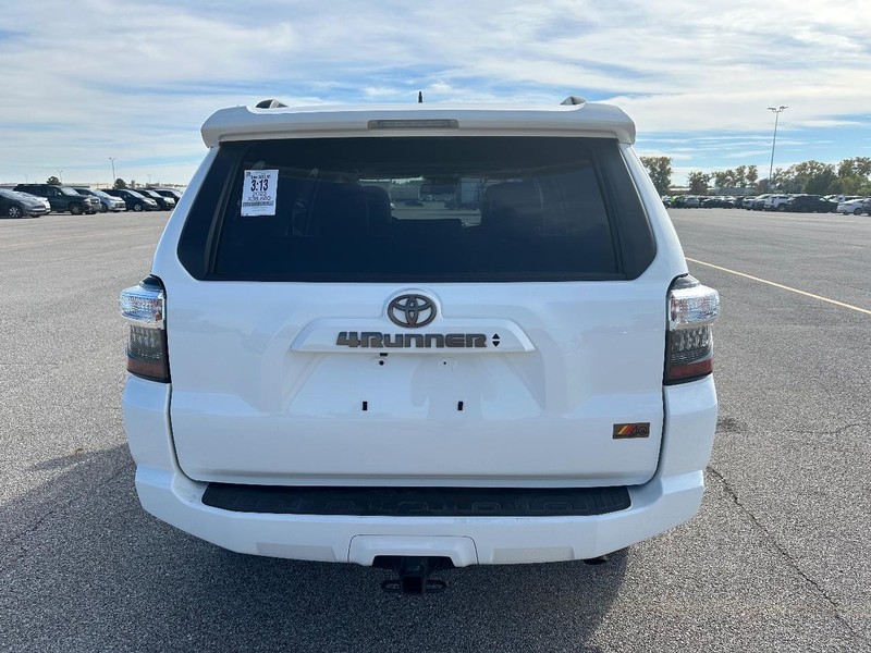 Toyota 4Runner Vehicle Full-screen Gallery Image 4