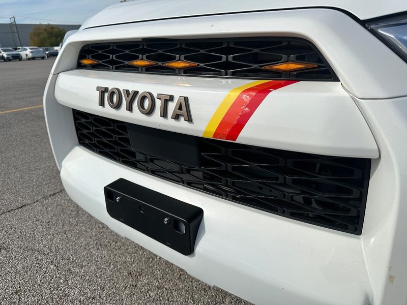 Toyota 4Runner Vehicle Full-screen Gallery Image 5