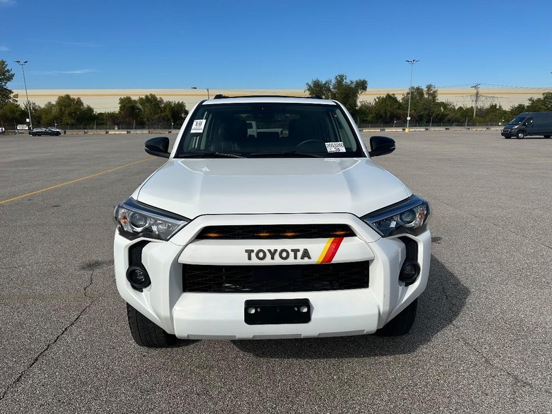 Toyota 4Runner Vehicle Full-screen Gallery Image 6