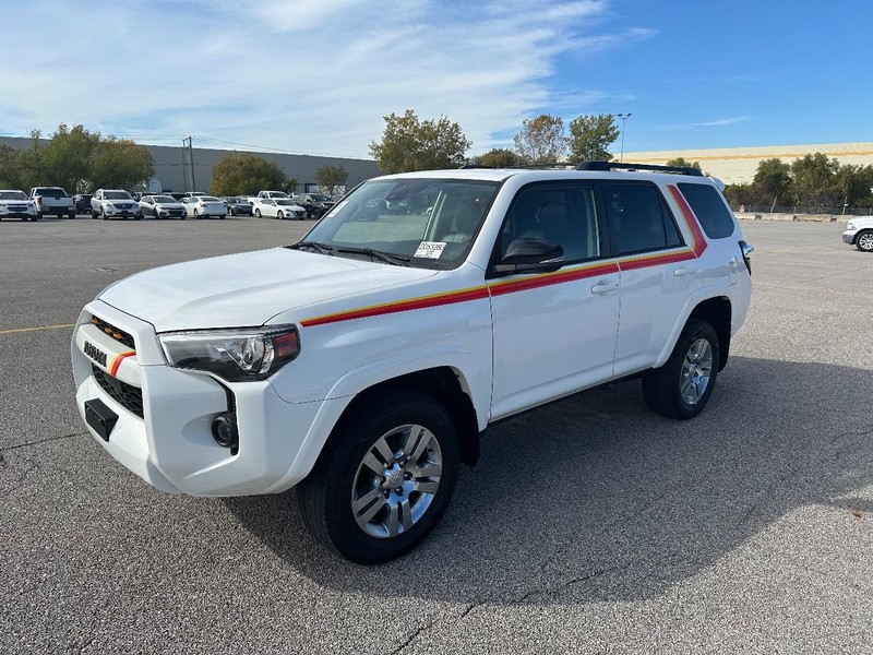 Toyota 4Runner Vehicle Full-screen Gallery Image 7