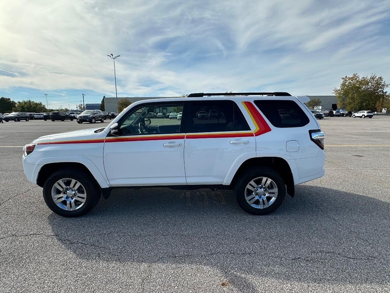 Toyota 4Runner Vehicle Full-screen Gallery Image 8