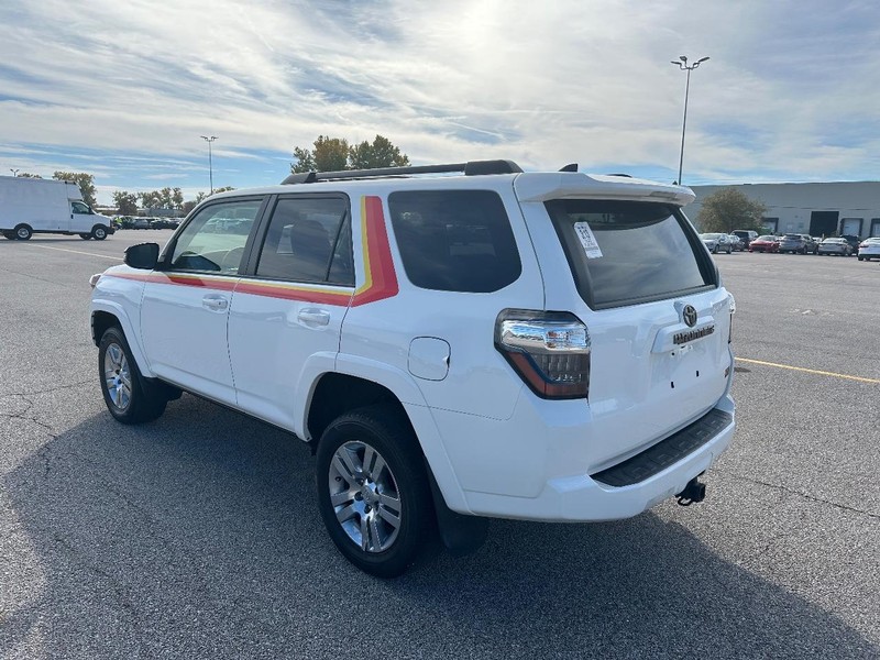 Toyota 4Runner Vehicle Full-screen Gallery Image 9