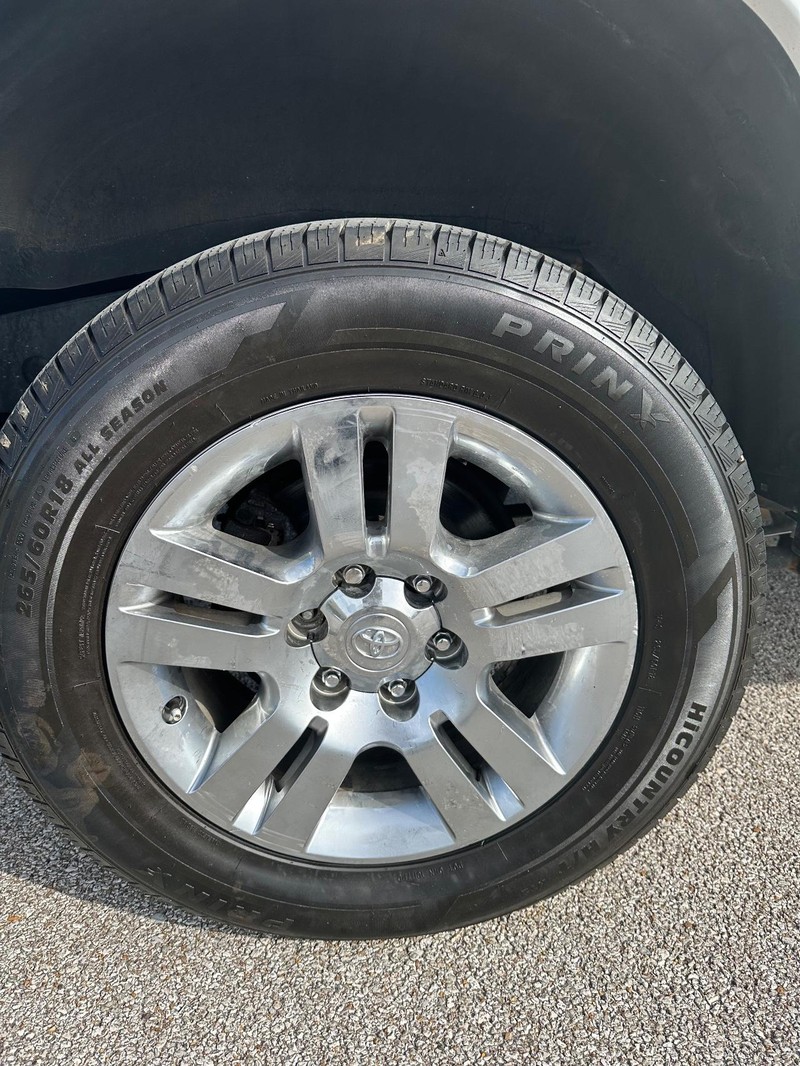 Toyota 4Runner Vehicle Full-screen Gallery Image 10