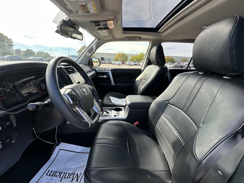 Toyota 4Runner Vehicle Full-screen Gallery Image 11