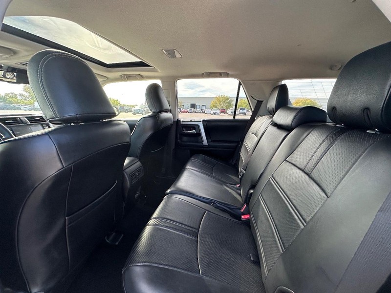 Toyota 4Runner Vehicle Full-screen Gallery Image 12