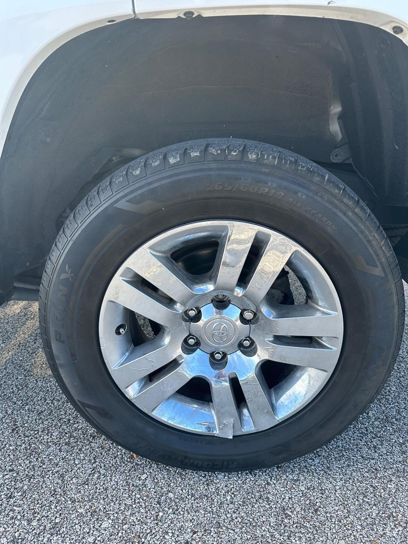 Toyota 4Runner Vehicle Full-screen Gallery Image 13