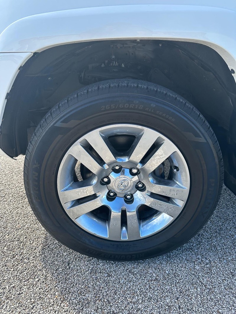 Toyota 4Runner Vehicle Full-screen Gallery Image 14