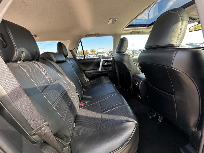 Toyota 4Runner Vehicle Full-screen Gallery Image 17