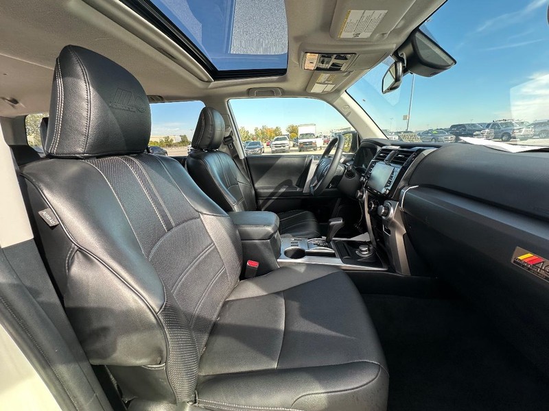 Toyota 4Runner Vehicle Full-screen Gallery Image 18