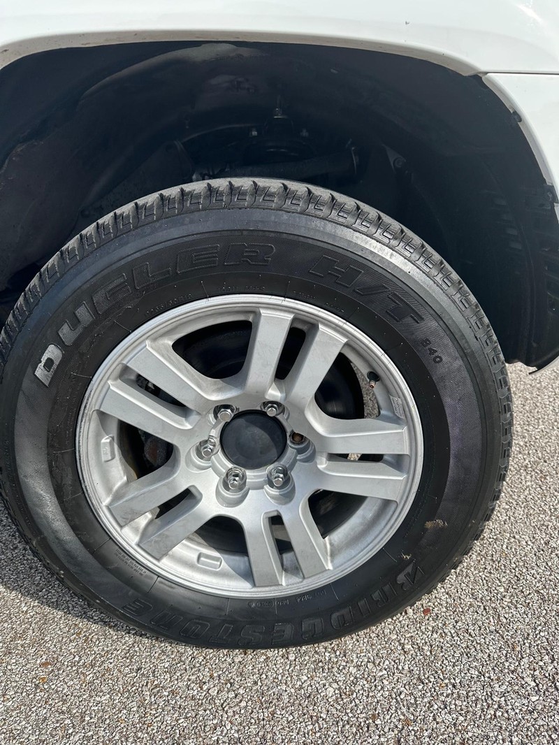 Toyota 4Runner Vehicle Full-screen Gallery Image 19