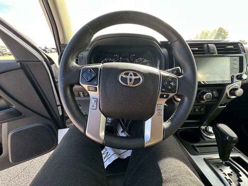 Toyota 4Runner Vehicle Full-screen Gallery Image 20