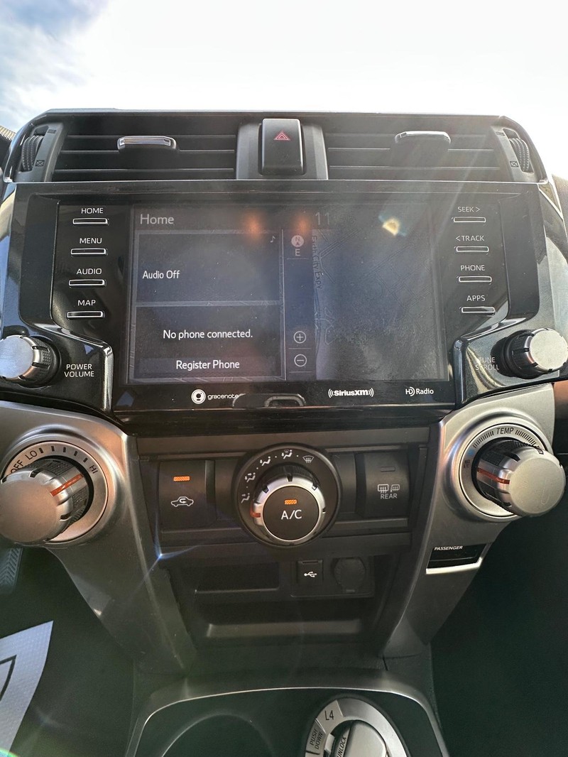 Toyota 4Runner Vehicle Full-screen Gallery Image 23