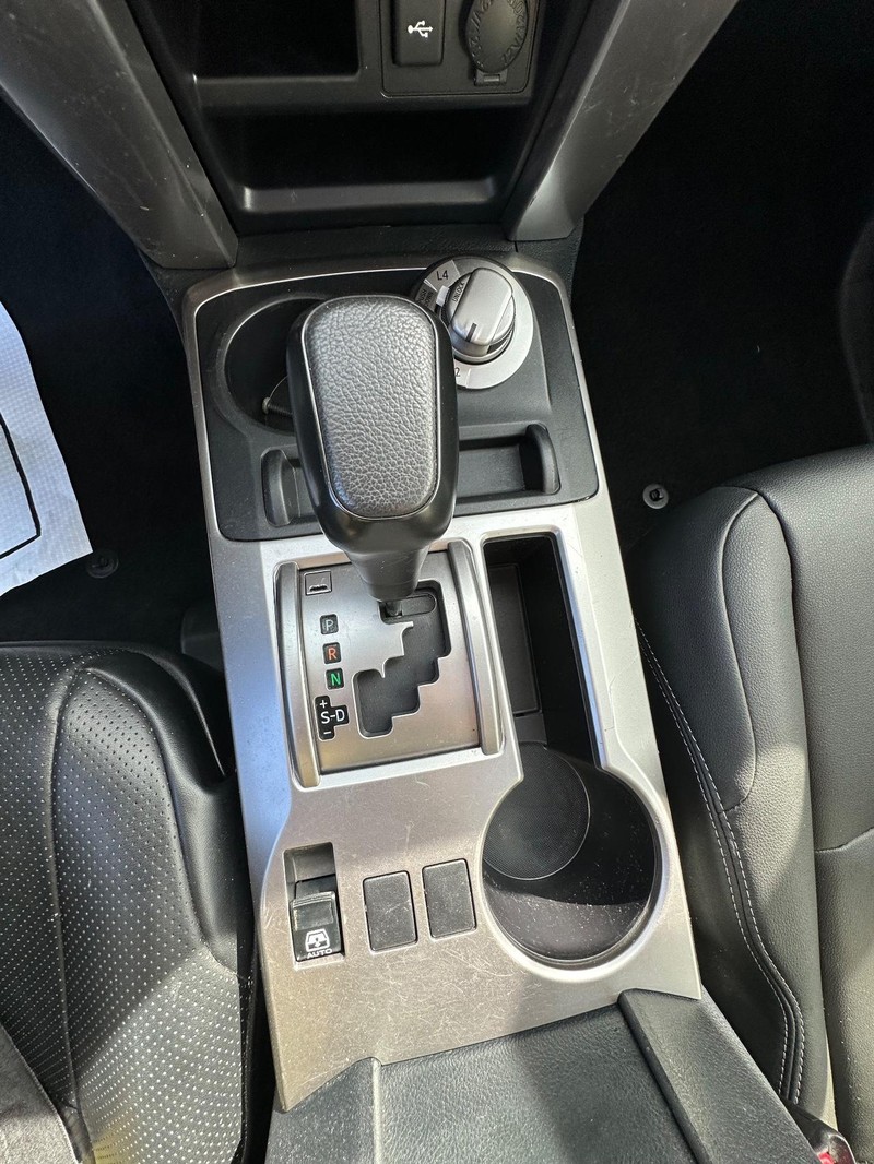 Toyota 4Runner Vehicle Full-screen Gallery Image 24