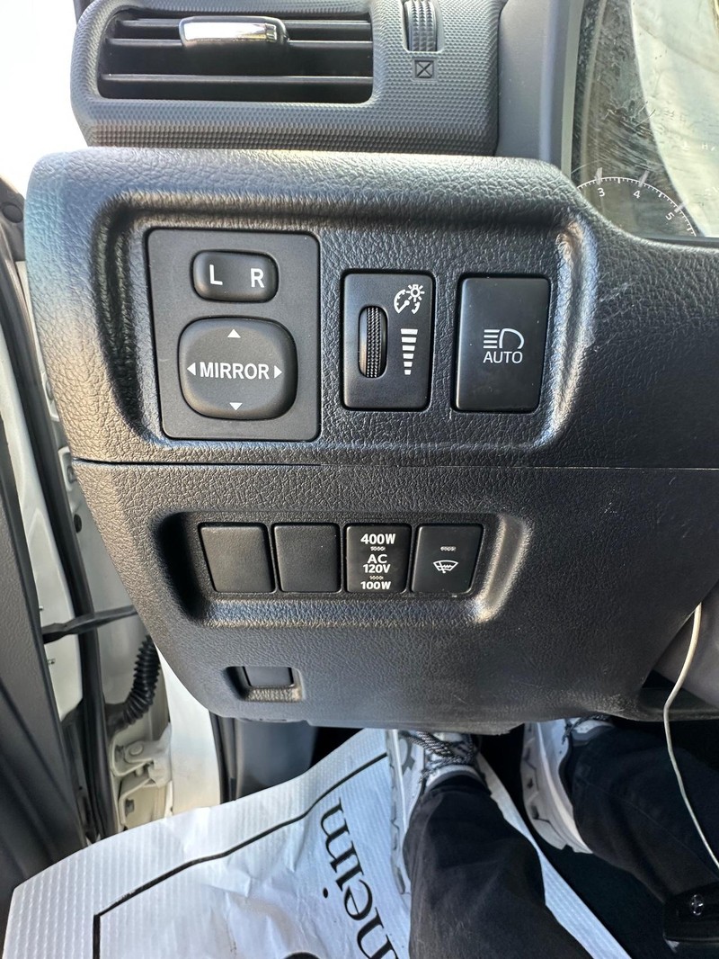 Toyota 4Runner Vehicle Full-screen Gallery Image 25