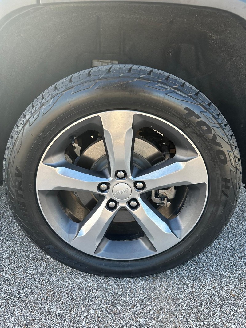 Jeep Grand Cherokee L Vehicle Full-screen Gallery Image 6