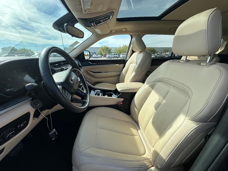 Jeep Grand Cherokee L Vehicle Full-screen Gallery Image 13