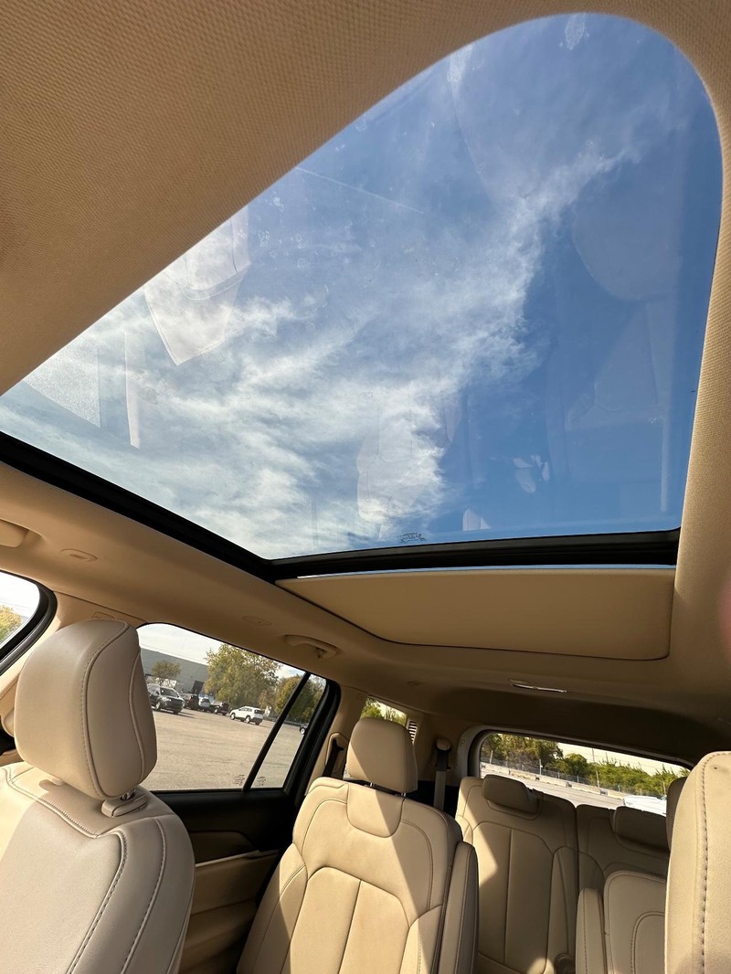 Jeep Grand Cherokee L Vehicle Full-screen Gallery Image 16