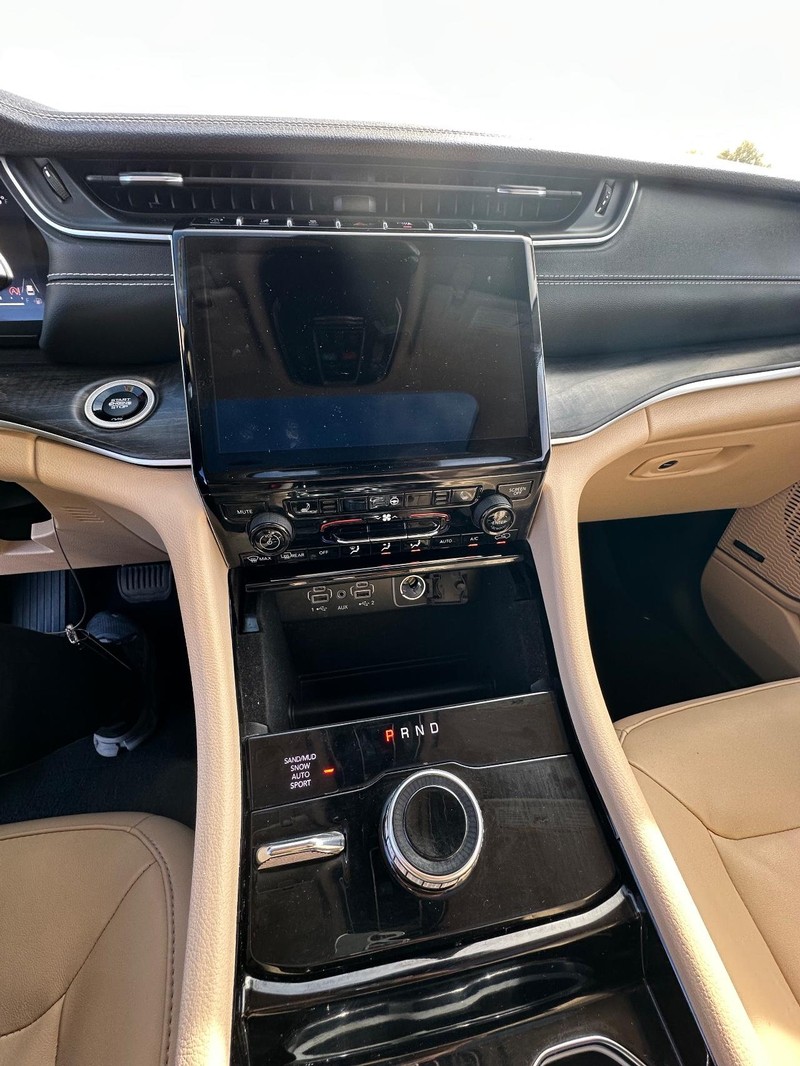 Jeep Grand Cherokee L Vehicle Full-screen Gallery Image 17