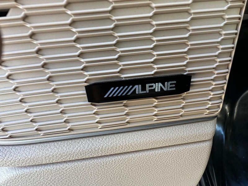 Jeep Grand Cherokee L Vehicle Full-screen Gallery Image 18